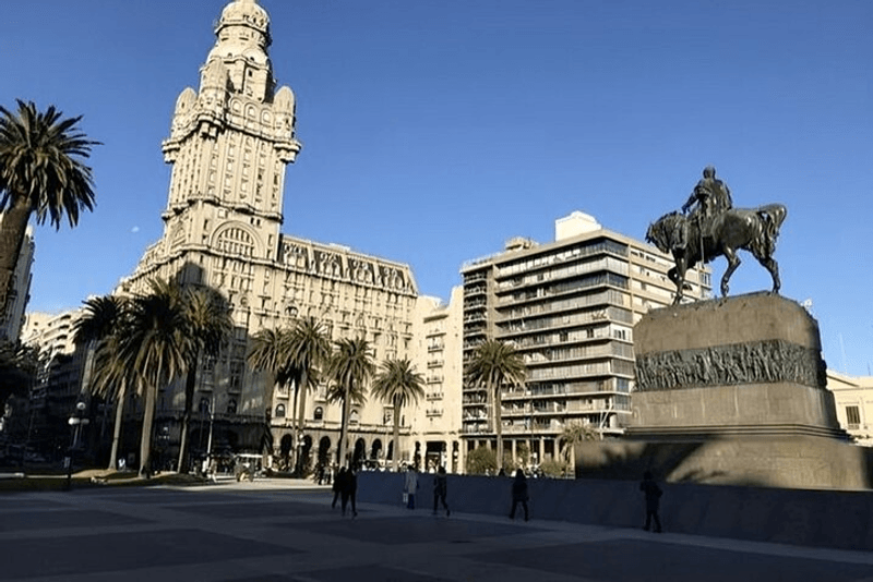 Tour a pie por los lugares imprescindibles de Montevideo con un guía local