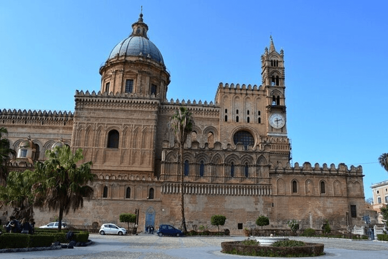 Tour grupal a pie por los hitos históricos y monumentos