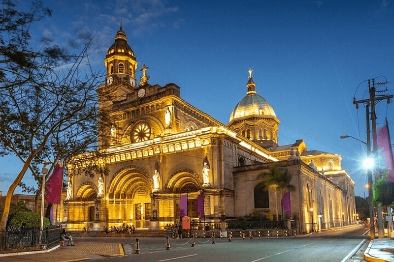 Tour a pie en grupo: Ciudad antigua y moderna